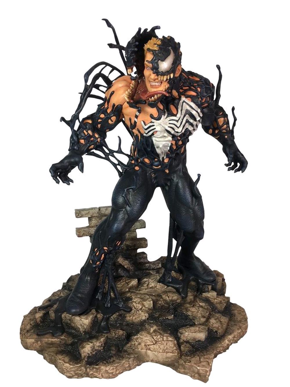 diamond select spider man statue