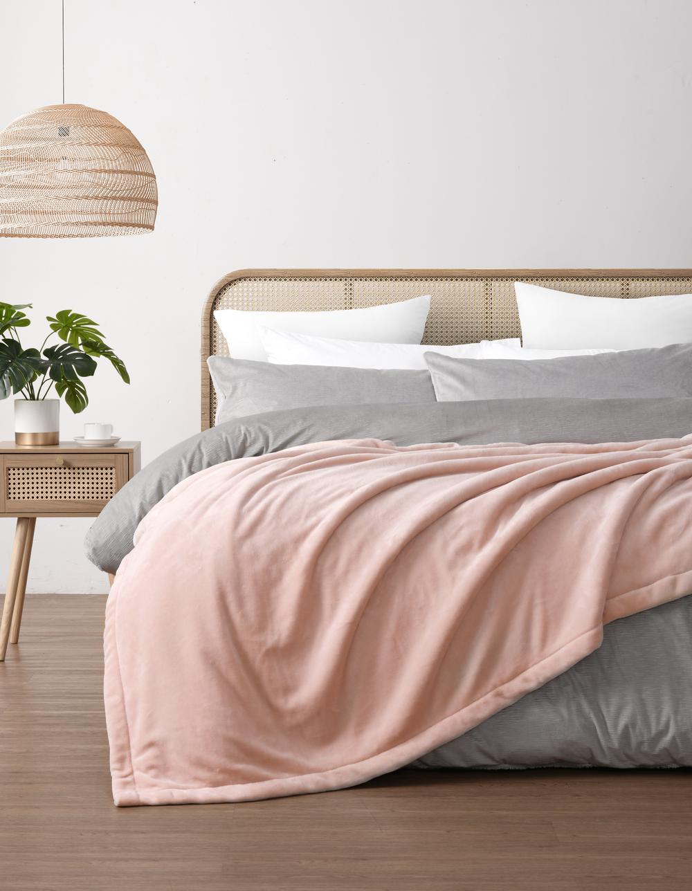 Hudson Fleece and Sherpa Reverse Blanket (Blush), 9347563099500