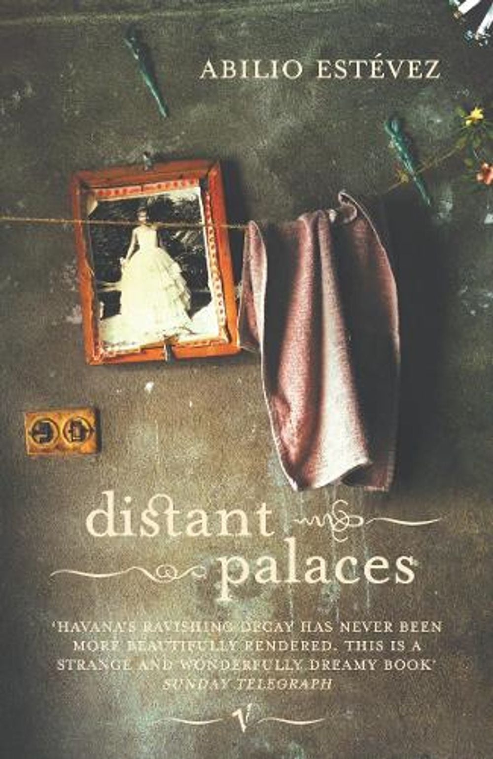 Distant Palaces by Abilio Estévez - ISBN: 9780099468660
