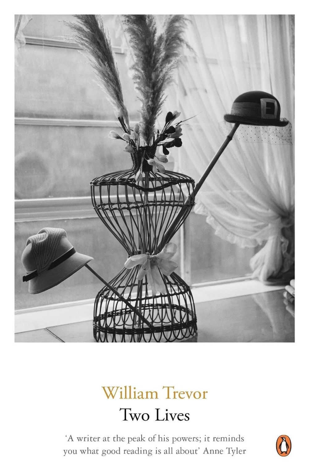 Two Lives by William Trevor - ISBN: 9780141044613