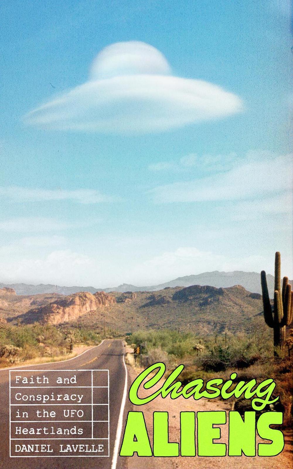 Chasing Aliens by Daniel Lavelle - ISBN: 9780241744024