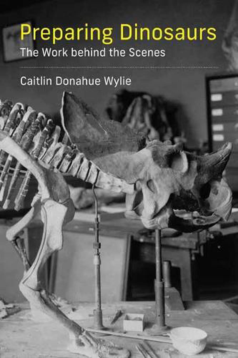Preparing Dinosaurs by Caitlin Donahue Wylie - ISBN: 9780262542678
