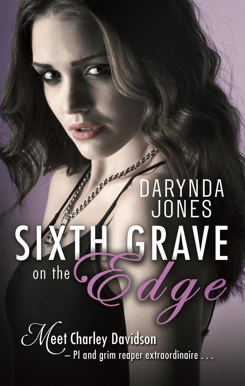 Sixth Grave on the Edge by Darynda Jones - ISBN: 9780349403458