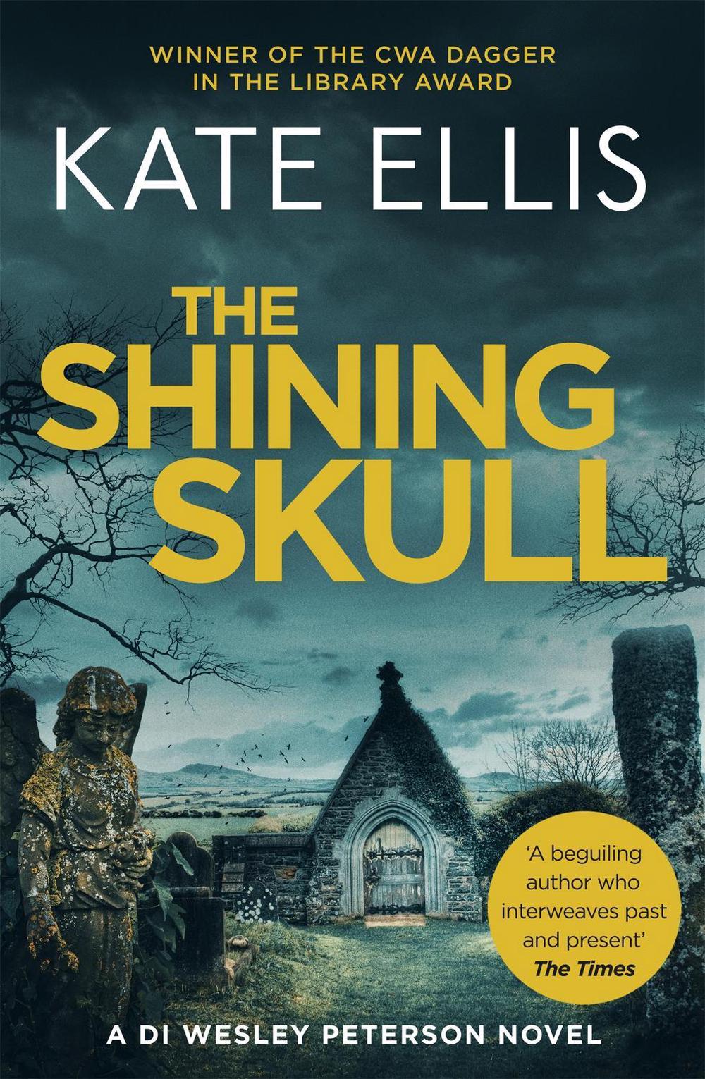 The Shining Skull by Kate Ellis - ISBN: 9780349418964