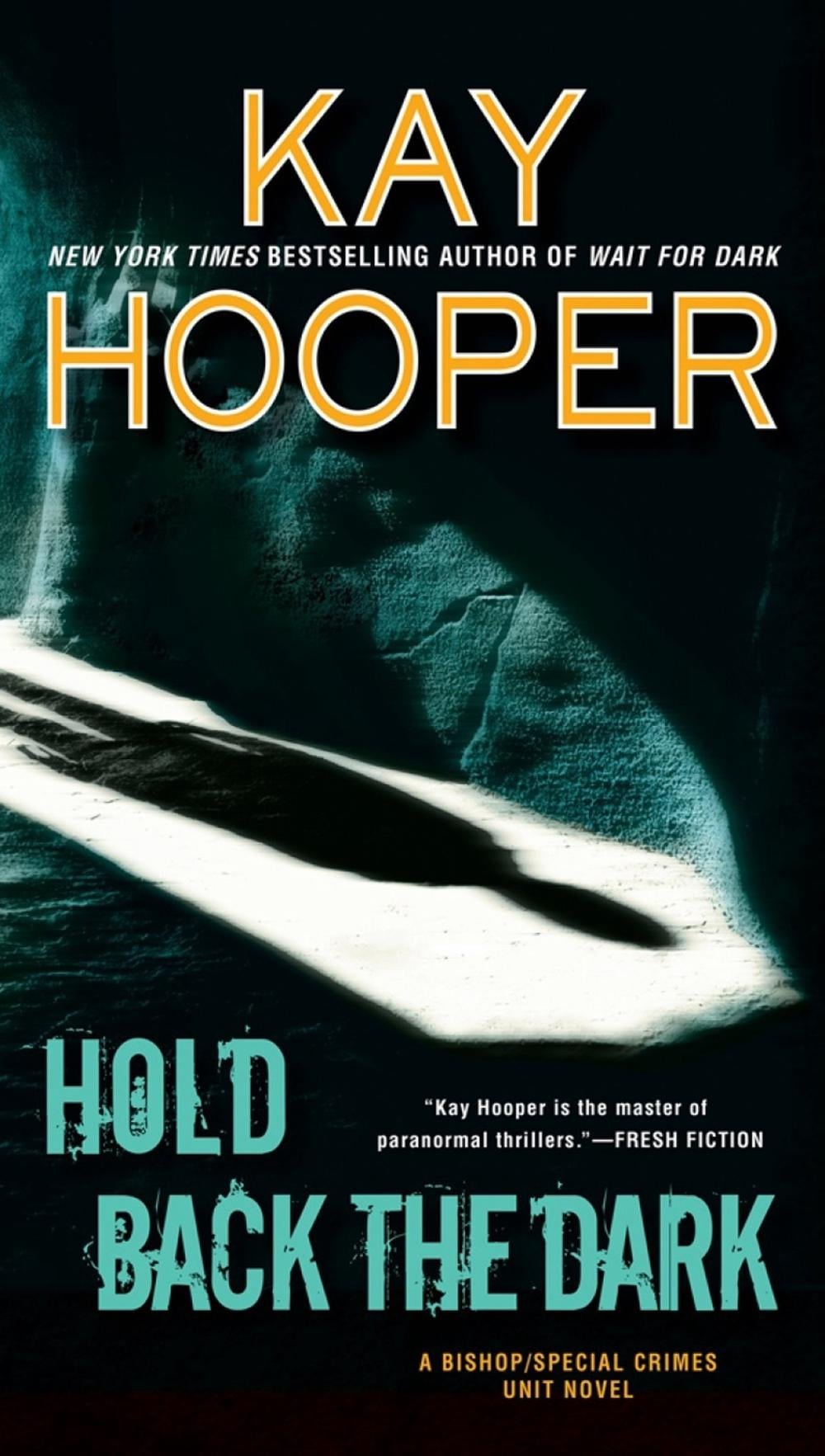 Hold Back the Dark by Kay Hooper - ISBN: 9780515156058