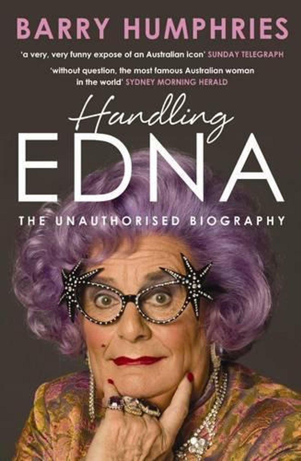 Handling Edna by Barry Humphries AC - ISBN: 9780733627187
