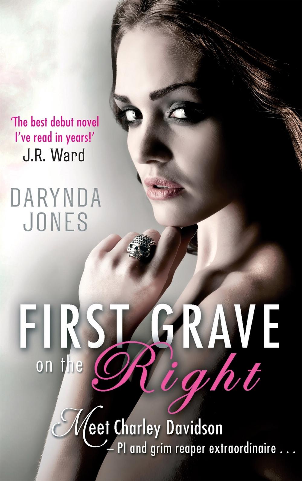 First Grave On The Right by Darynda Jones - ISBN: 9780749956042