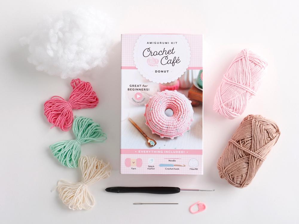 Crochet Café Amigurumi Kit Donut, 9780764370458