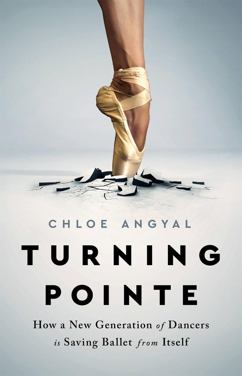Turning Pointe by Chloe Angyal - ISBN: 9781645036708