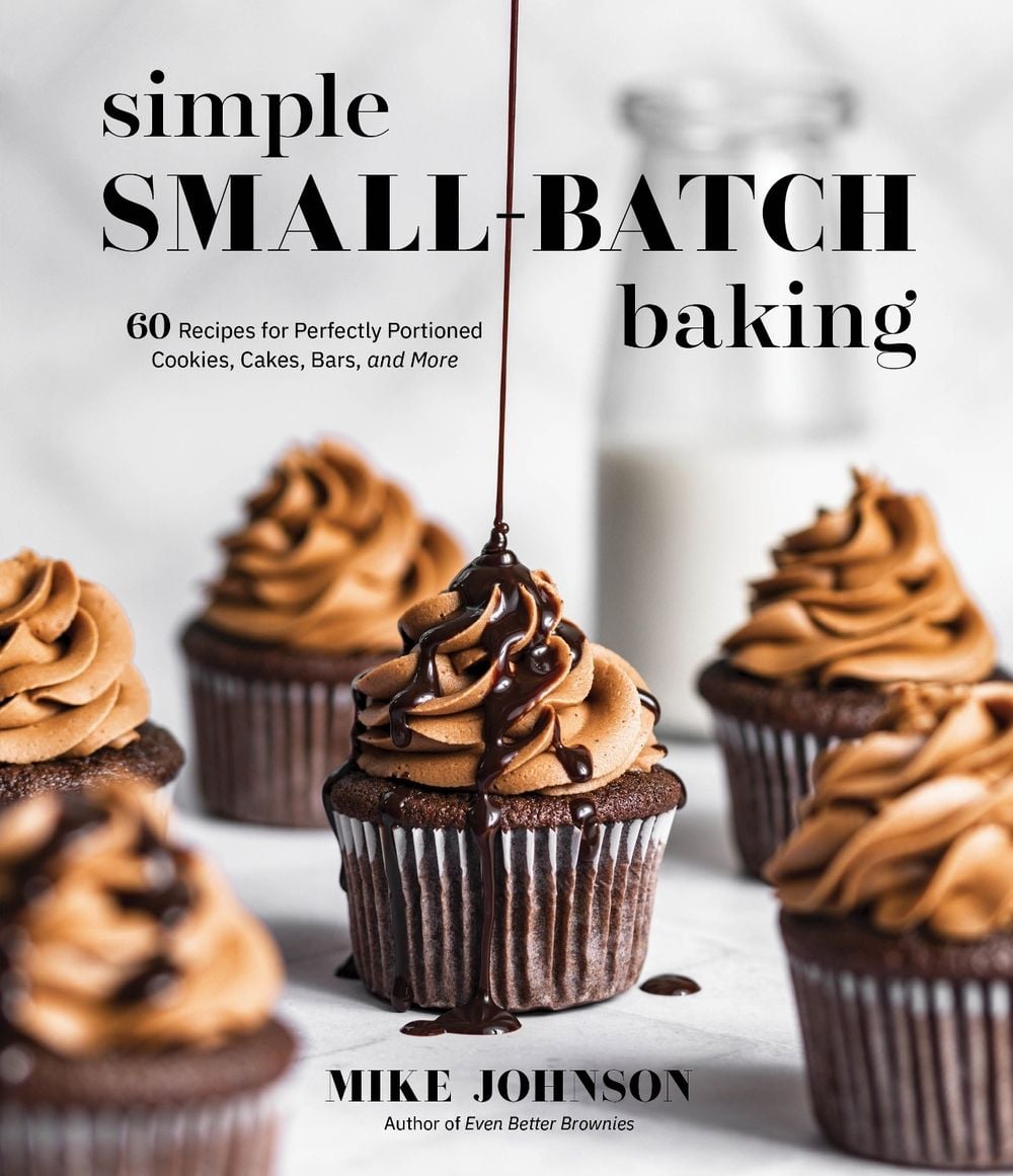 Simple Small-Batch Baking by Mike Johnson - ISBN: 9781645676447