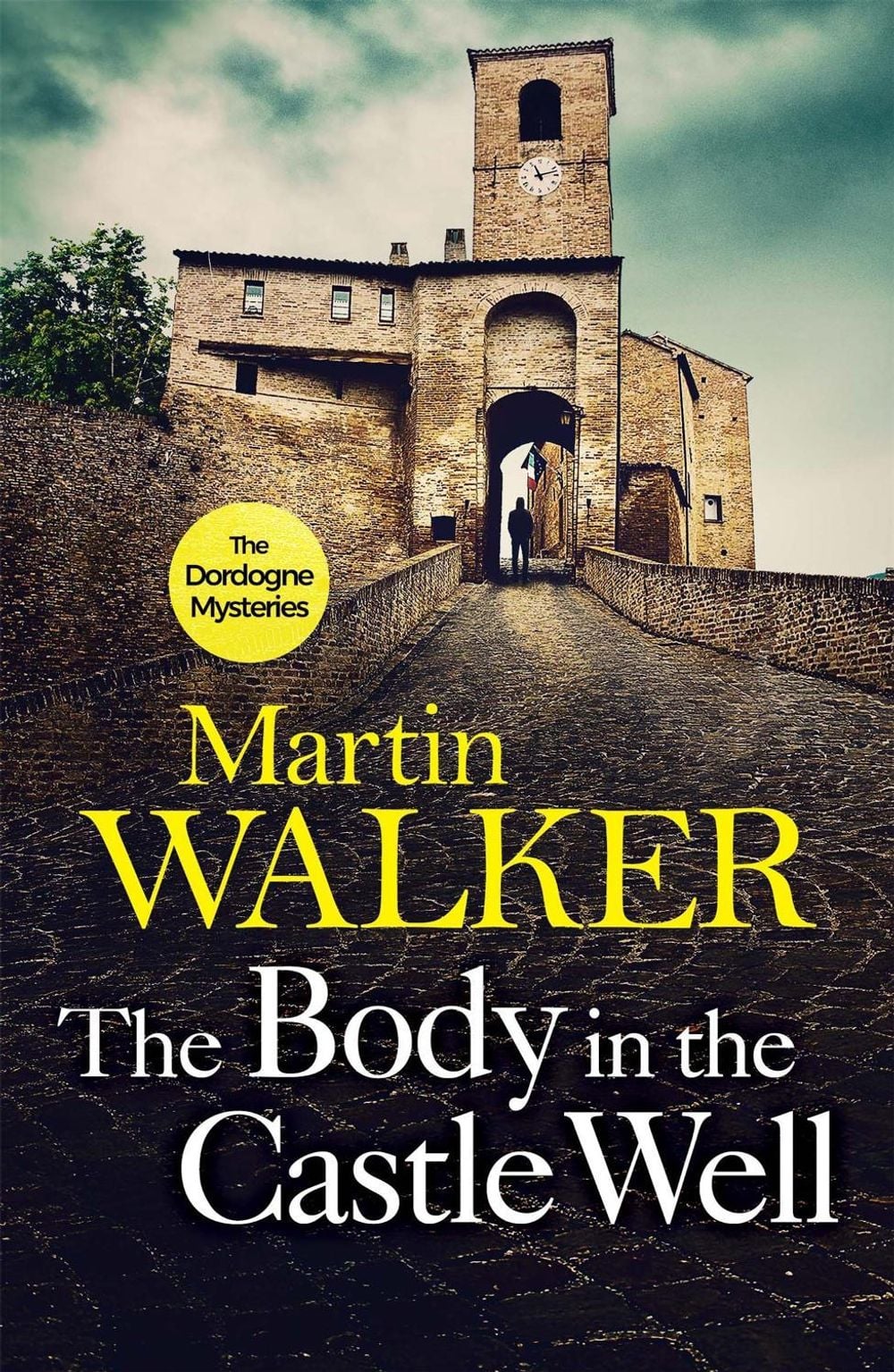 The Body in the Castle Well by Martin Walker - ISBN: 9781786485779