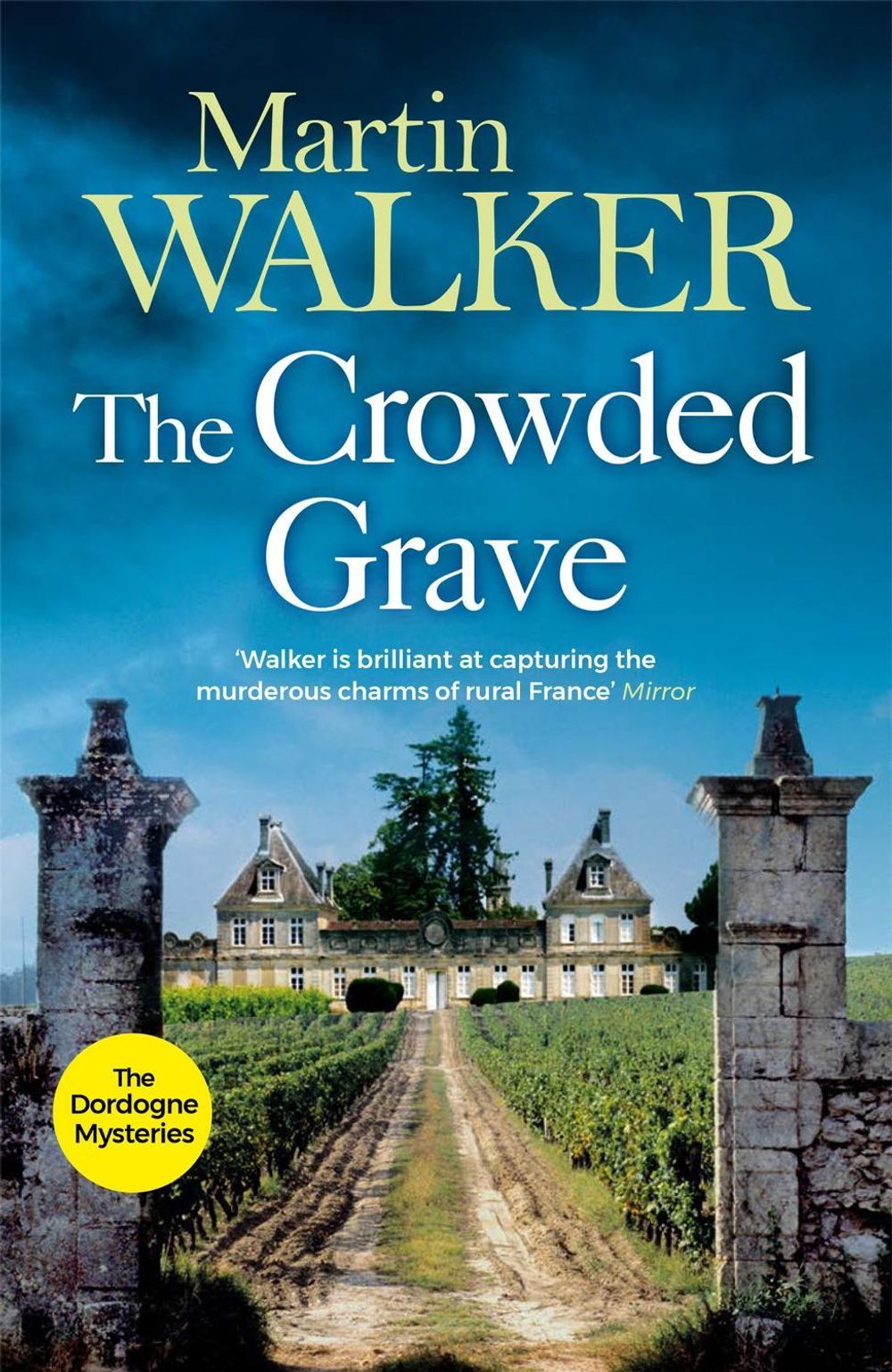 The Crowded Grave by Martin Walker - ISBN: 9781849163231
