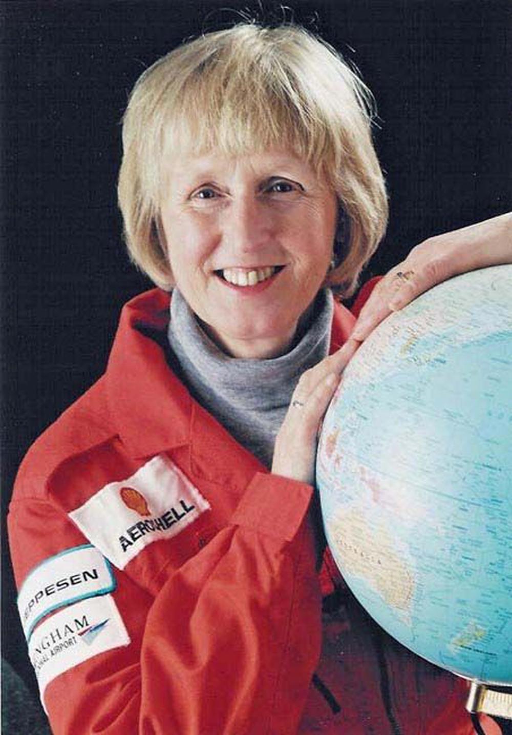 Wings Around the World: The Exhilarating Story of One Woman's Epic Flight from the North Pole to Antarctica, 9781904943990